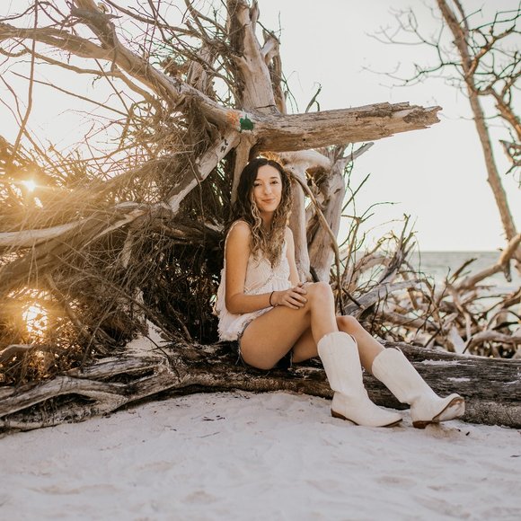 🐚MEET YOUR POSHER, SHELBY LYNN🐚 - Picture 2 of 4